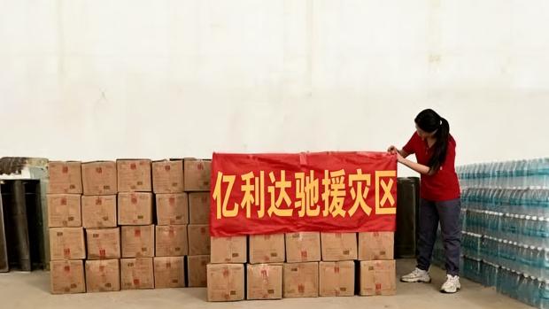 A Yilida vízálló csomagolást szállított milliónyi katasztrófa sújtotta területre 48 órán belül